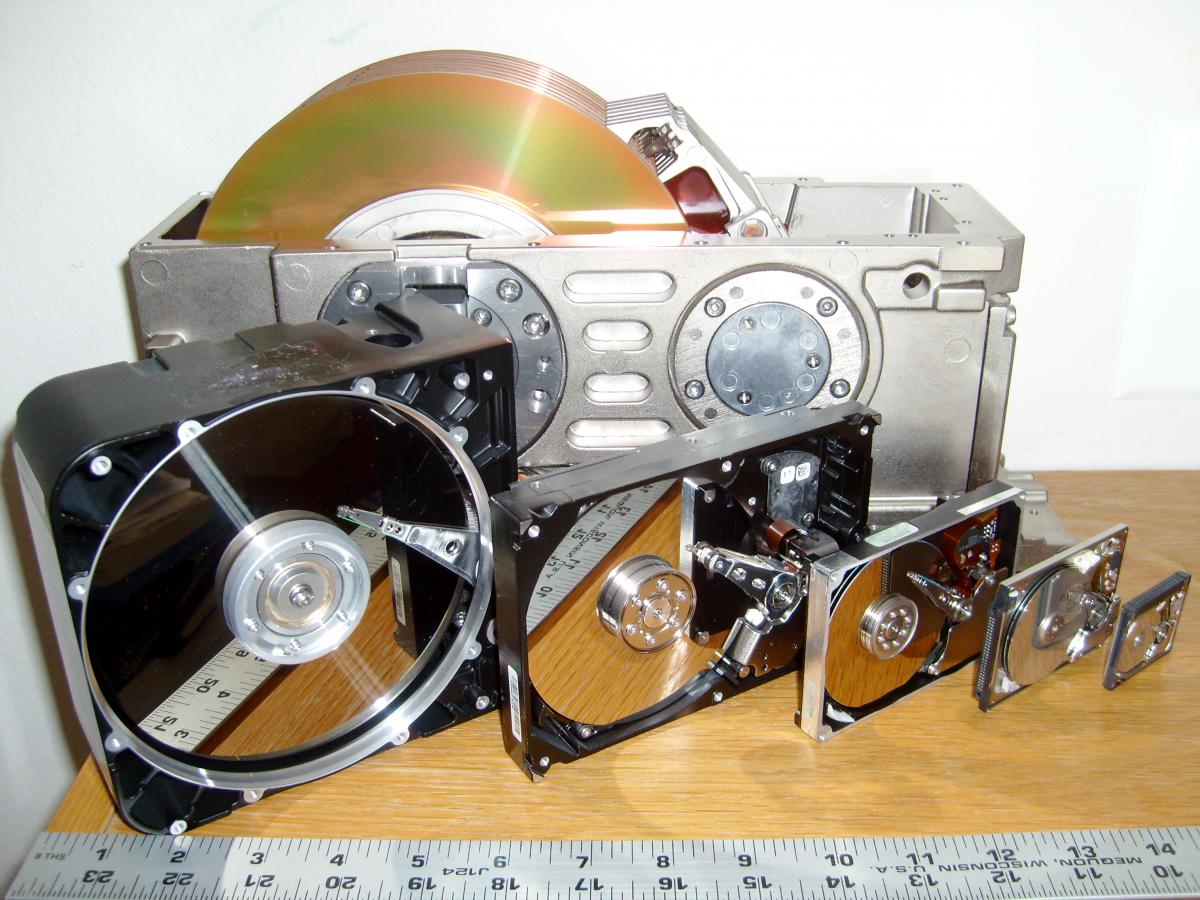 Pevné disky mohou mít různou velikost (Zdroj: http://www.cnews.cz/jak-pracuji-pevne-disky/)